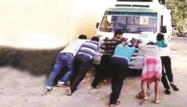 ଏ କି ପ୍ରକାର ସ୍ୱାସ୍ଥ୍ୟ ଅବସ୍ଥା ! ଦଶପଲ୍ଲା ଗୋଷ୍ଠୀ ସ୍ୱାସ୍ଥ୍ୟକେନ୍ଦ୍ରରେ ଅଭାବନୀୟ ଦୃଶ୍ୟ, ଧକ୍କା  ଖାଇବା ବିନା ଗଡୁନାହିଁ ଆମ୍ବୁଲାନ୍ସ