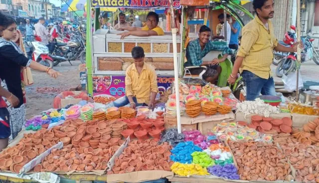 ରାତି ପାହିଲେ ଆଲୋକର ପର୍ବ ଦୀପାବଳି । ଉତ୍ସବମୁଖର ପୂରପଲ୍ଲୀ , ବଜାରରେ ଜମୁଛି ଗ୍ରାହକଙ୍କ ଭିଡ ।