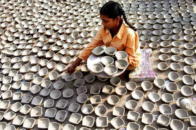 କୌଳିକ ବୃତ୍ତି ହରାଇବା ଚିନ୍ତାରେ ଦୀପ କାରିଗର : ଚାଇନା ଦୀପର ବହୁଳ ବ୍ୟବହାରକୁ ନେଇ ଆଶା ଆଶଙ୍କାରେ କୁଚିଣ୍ଡା ଅଂଚଳର ଦୀପ କାରିଗର