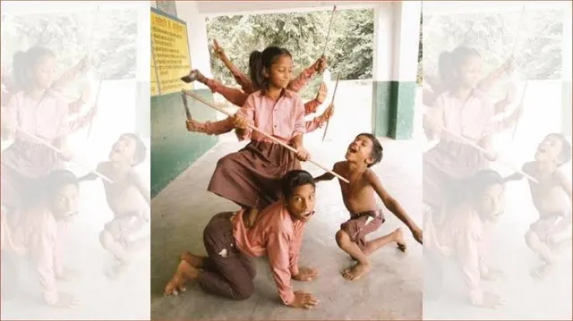 ସ୍କୁଲପିଲାଙ୍କ ଦଶହରା ! ମନମୋହୁଛି ମିଛିମିଛିକା କୁନି ପିଲାଙ୍କ ଦୂର୍ଗା ରୂପ , ତ୍ରିଶୂଳର ସ୍ଥାନ ନେଇଛି ବାଡି । 