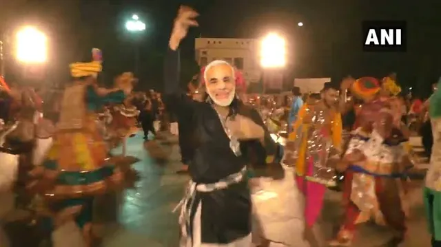 ମୋଦିମୟ ପାଲଟିଲା ଗରବା ସନ୍ଧ୍ୟା ! ପ୍ରଧାନମନ୍ତ୍ରୀ ମୋଦିଙ୍କ ମୁଖା ଲଗାଇ ରାତିସାରା ଗରବା ଡ୍ୟାନ୍ସ କଲେ ଗୁଜୁରାଟ ବାସୀ ।