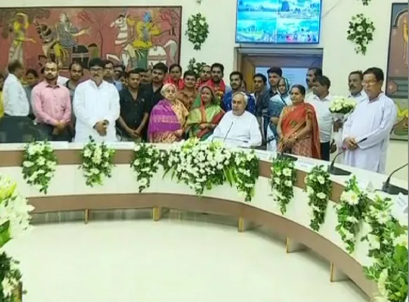 ଶ୍ରୀମନ୍ଦିର ପାଇଁ ସ୍ୱଇଚ୍ଛାରେ ଜମି ଛାଡିଥିଲେ । ୧୧ ପରିବାରକୁ ଡାକି ସମ୍ବର୍ଦ୍ଧିତ କଲେ ମୁଖ୍ୟମନ୍ତ୍ରୀ, ଏଭଳି ମହତ୍ କାମରେ ସାମିଲ ହେବାକୁ ଅନ୍ୟମାନଙ୍କୁ ଅପିଲ୍ କଲେ ନବୀନ ।