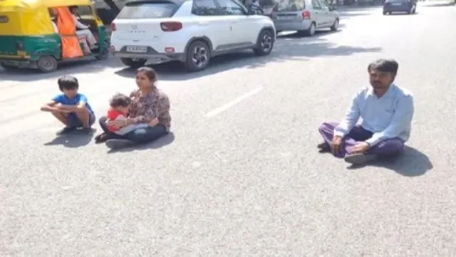 ମଝି ରାସ୍ତାରେ ଟ୍ୟାକ୍ସି ଚାଳକଙ୍କ ଧାରଣା ! ଚାଲାଣ୍ କାଟିବାରୁ ପରିବାର ସହ ରାସ୍ତାରେ ବସିଲେ ଟ୍ୟାକ୍ସି ଚାଳକ ।