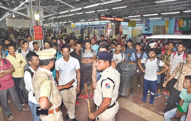 ସେନା ପରୀକ୍ଷାର୍ଥୀଙ୍କ ଉତ୍ପାତ ପରେ ଚେତିଲା ପୋଲିସ । ସୁରକ୍ଷା ପାଇଁ ଷ୍ଟେସନରେ ୨ ପ୍ଲାଟୁନ୍ ଫୋର୍ସ ହେବେ ମୁତୟନ, ଟିକେଟ ବିନା ଟ୍ରେନରେ ଚଢିପାରିବେନି ଯାତ୍ରୀ ।