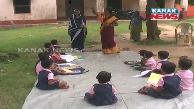 ଗଛମୂଳେ ଅଙ୍ଗନୱାଡି । କେତେବେଳେ ସାପ ତ କେତେବେଳେ ବେଲ ଡରାଉଛି, ଘରଟିଏ ନାହିଁ ବୋଲି ବାଜିରେ ଲାଗିଛି କୁନି ପିଲାଙ୍କ ଭବିଷ୍ୟତ । କେବେ ପଡିବ ସରକାରଙ୍କ ଆଖି ?