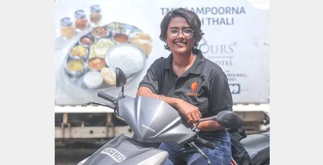 ବାଧା ସୃଷ୍ଟି କରିପାରିଲାନି ରକ୍ଷଣଶୀଳ ସମାଜ : ବୁଲି ବୁଲି ଘରେ ଘରେ ଅର୍ଡର ପହଞ୍ଚାଉଛନ୍ତି  ଜନନୀ ରାଓ, ହାଇଦ୍ରାବାଦର ସ୍ୱିଗି ଗର୍ଲଙ୍କୁ ନେଇ ସାରା ଦେଶରେ ଚର୍ଚ୍ଚା