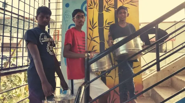 ମେସ୍ ର ବଳକା ଖାଦ୍ୟକୁ ଡଷ୍ଟବିନ୍ ପରିବର୍ତ୍ତେ ଭୋକିଲା ପେଟକୁ ନେବା ପ୍ରୟାସରେ ୫ ସାଙ୍ଗ ! ଭୋକିଲାଙ୍କ ପାଇଁ ଅନ୍ନଦାତା ସାଜୁଛନ୍ତି ‘Waste Nought’ ଟିମ୍ ।