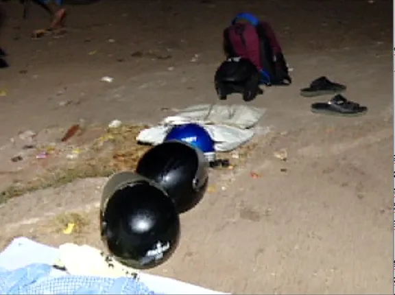 ଲାଇସେନ୍ସ ପାଇଁ ଲାଇନରେ ହେଲମେଟ । ଲାଇନରେ ଆଗରେ ରହିବାକୁ ପରିବହନ କାର୍ଯ୍ୟାଳୟ ସାମ୍ନାରେ ରାତି ସାରା ଶୋଇଲେ ଲୋକେ । 