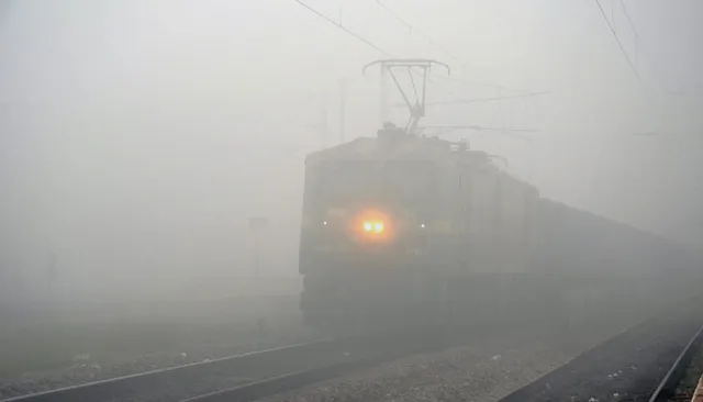 ଟ୍ରେନ୍ ଯାତାୟତ ପାଇଁ ଦାଉ ସାଜୁଛି କୁହୁଡ଼ି ! କୁହୁଡ଼ିରେ ରେଳ ସୁରକ୍ଷା ଚିନ୍ତା, ଗାଇଡଲାଇନ୍ ଜାରି କଲା ପୂର୍ବତଟ ରେଳପଥ