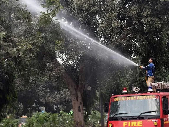 ବିଷ ବଳୟରେ ରାଜଧାନୀ ! ପ୍ରଦୂଷଣ କମାଇବାକୁ ଦୁଇ ଦିନରେ ସିଞ୍ଚନ ହେଲାଣି ୫ ଲକ୍ଷ ଲିଟରରୁ ଅଧିକ ଜଳ ।
