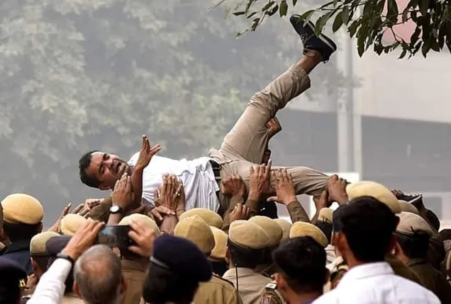 ଚେତାଇ ଦେଲେ ଜେଏନୟୁ ଛାତ୍ରଛାତ୍ରୀ । ବାରମ୍ବାର ସଂସଦ ଘେରାଉ କରାଯିବ, ବର୍ଦ୍ଧିତ ଫି’ ପ୍ରତ୍ୟାହାର ନ ହେବା ପର୍ଯ୍ୟନ୍ତ ଜାରି ରହିବ ଆନ୍ଦୋଳନ ।