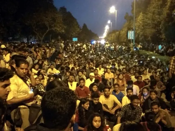 ନରମିଲେ ଜେଏନୟୁ ଛାତ୍ରଛାତ୍ରୀ! ଅଟକ ରଖିଥିବା ଛାତ୍ରନେତାଙ୍କୁ ମୁକ୍ତ କଲା ପୋଲିସ୍, କ୍ୟାମ୍ପସକୁ ଫେରିବାକୁ ରାଜି ହେଲେ ଛାତ୍ରଛାତ୍ରୀ ।