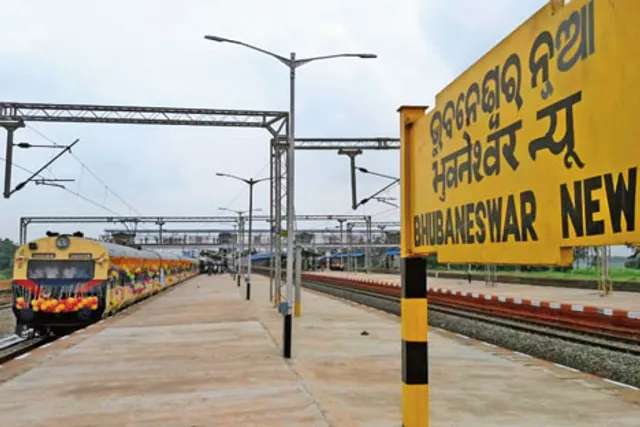 ଏଣିକି ପର୍ଯ୍ୟଟନସ୍ଥଳୀ ବୁଲିବାକୁ ଚାହୁଁଥିବା ଯାତ୍ରୀ ମାନଙ୍କୁ ହେବନି କୌଣସି ଅସୁବିଧା । ଭୁବନେଶ୍ୱର, ଭଦ୍ରକ ଓ ଗୟା ଦେଇ ବିଶାଖାପାଟଣାରୁ ଆଲ୍ଲାବାଦ୍ ପର୍ଯ୍ୟନ୍ତ ଗଡିବ ସ୍ୱତନ୍ତ୍ର ଟ୍ରେନ୍ 