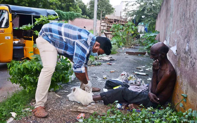 ଅରୁଲ୍ ରାଜଙ୍କୁ ଶହେ ସଲାମ..ବାସହୀନଙ୍କୁ ଆଶ୍ରୟ ଦେବା ଲକ୍ଷ୍ୟ ନେଇ ପ୍ରତିଦିନ ନିଦରୁ ଉଠନ୍ତି ଏହି ଅଟୋ ଚାଳକ...ଏ ପର୍ଯ୍ୟନ୍ତ ୩୨୦ଜଣଙ୍କୁ କରି ସାରିଛନ୍ତି ସାହାଯ୍ୟ