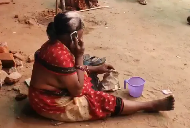 ଆଗରେ ଭିକ୍ଷାଥାଳ,ହାତରେ ମୋବାଇଲ୍...ଭୁବନେଶ୍ବରର ହାଇଟେକ୍ ଭିକାରି...ସୋସିଆଲ ମିଡିଆରେ ମଜା ଉଡିଲା ‘ଉନ୍ନତି କରିଛି ଓଡ଼ିଶା, ଭିକାରି ବି ଧରିଲେଣି ଫୋନ’