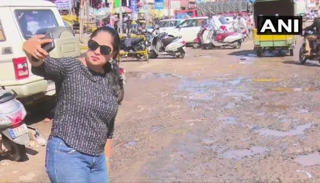 ଖରାପ ରାସ୍ତା କଥା କହିବା ପରେ ମଧ୍ୟ ଶୁଣିଲାନି ପ୍ରଶାସନ । ଶେଷରେ ନୂଆ ଉପାୟରେ ପ୍ରତିବାଦ କଲେ ସାଧାରଣ ଲୋକେ, ଖରାପ ରାସ୍ତା ସହ ସେଲଫି ଉଠାଇବା ସହ ଆରମ୍ଭ କଲେ ନିଆରା ପ୍ରତିବାଦ ।