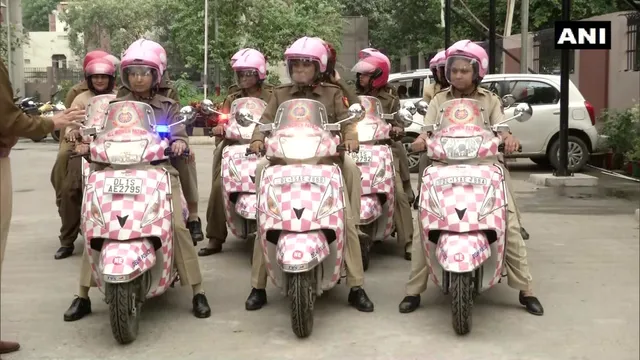 ଗୋଲାପୀ ସ୍କୁଟିରେ ବୁଲିବେ ମହିଳା ପୋଲିସ୍ : ଦିଲ୍ଲୀ ରାଜରାସ୍ତାରେ ଖାକି ପୋଷାକ ସାଙ୍ଗକୁ ଗୋଲାପୀ ରଙ୍ଗର ସ୍କୁଟି ଧରି ସହରର ହାଲଚାଲ୍ ବୁଝିବେ ମହିଳା ପୋଲିସ୍ ।