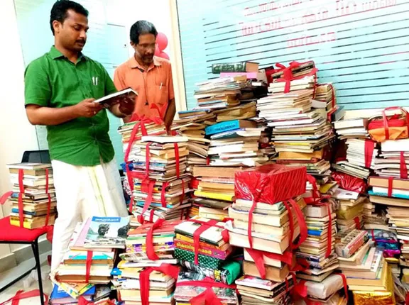 ପୁସ୍ତକପ୍ରେମୀ ବିଧାୟକ ! ଫୁଲହାର ବଦଳରେ ଲୋକଙ୍କୁ ପୁସ୍ତକ ଦେବାକୁ ଅନୁରୋଧ କରୁଛନ୍ତି ବିଧାୟକ , ଇଚ୍ଛା ରହିଛି ଗୋଟିଏ ପାଠାଗାର ଖୋଲିବେ