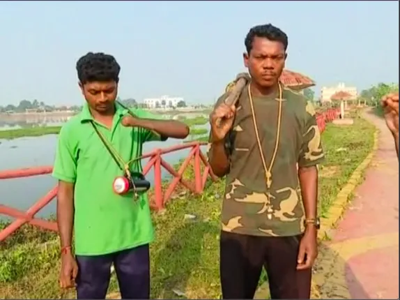 ବନ୍ଧୁକ ଛାଡି ହାତରେ କୋଦାଳ ଧରିଲେ ପୂର୍ବତନ ମାଓନେତା । ବାଣ୍ଟୁଛନ୍ତି ସ୍ୱଚ୍ଛତାର ବାର୍ତ୍ତା, ସଫା କରୁଛନ୍ତି ପାର୍କ ।