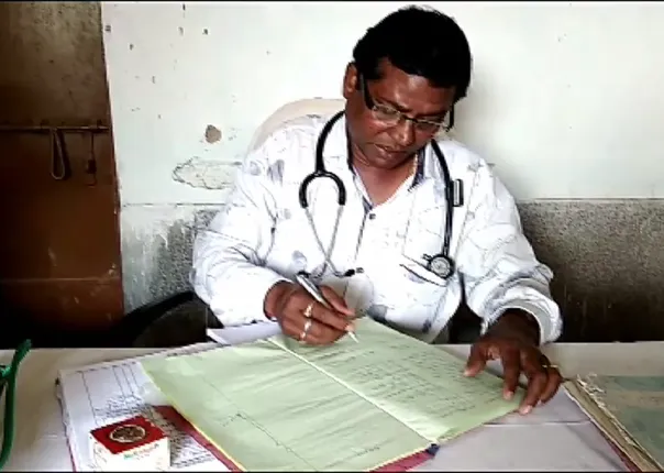 ସାମ୍ନାକୁ ଆସିଲା ନକଲି ଡାକ୍ତରଙ୍କ ଅସଲି ସତ । ସୁନ୍ଦରଗଡ ନୂଆ ଗାଁରେ ନକଲି ଡାକ୍ତରଙ୍କୁ ନେଇ ଖୁଲାସା । ଭୀମସାର କର୍ତୃପକ୍ଷ କହିଲେ, ୨୦୦୨ରେ ପଦ୍ମନାଭ ମୁଖୀଙ୍କ ନାଁରେ ନଥିଲେ କୌଣସି ଛାତ୍ର