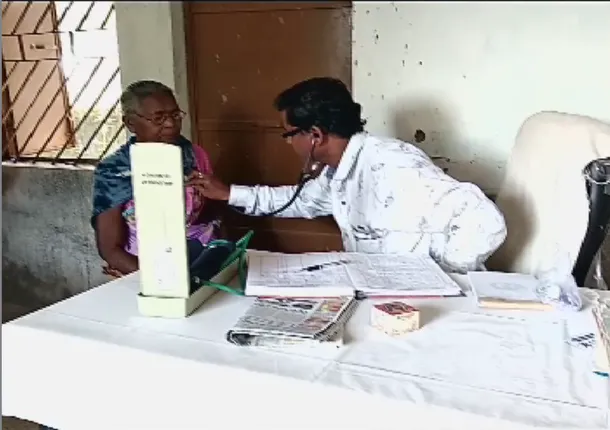 ଅସଲି ଡାକ୍ତରଖାନାରେ ନକଲି ଡାକ୍ତର । ତିନି ବର୍ଷ ଧରି ସୁନ୍ଦରଗଡର ନୂଆଗାଁରେ ଚିକିତ୍ସକ ସାଜିଥିଲା ଠକ