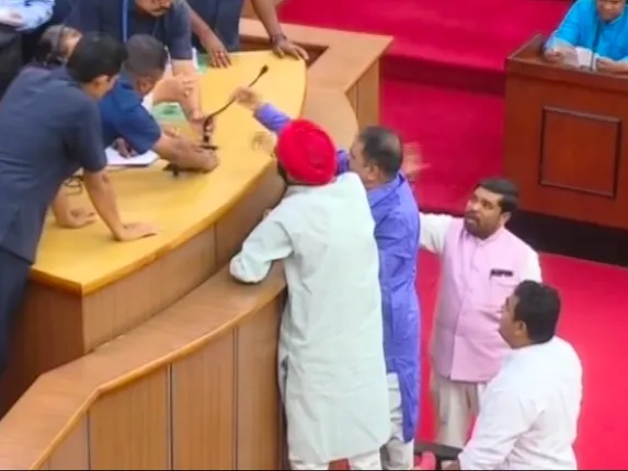 ବିଧାନସଭାରେ ଚାଷୀ ତାତି : ଧାନ କିଣା ପ୍ରସଙ୍ଗରେ ବିଜେପି କଂଗ୍ରେସ ବିଧାୟକଙ୍କ ହୋହଲ୍ଲା ପରେ ଚାଲିପାରିଲାନି ଗୃହ, ଅପରାହ୍ନ ୩ଟା ଯାଏଁ ଗୃହ ମୁଲତବୀ 