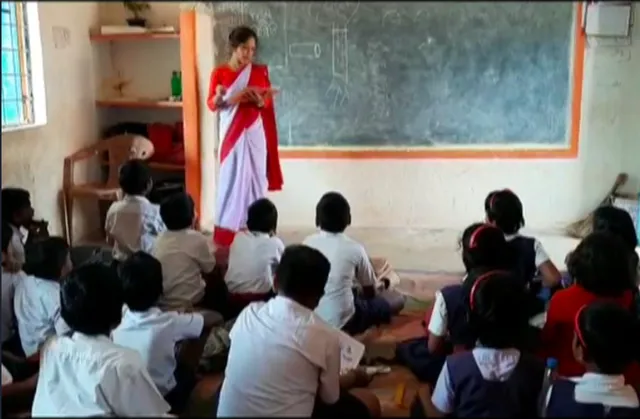 ବାରଣାସୀ ହିନ୍ଦୁ ବିଶ୍ୱବିଦ୍ୟାଳୟଳକୁ ବଡ଼ ବାର୍ତା ଦେଲା ଓଡିଶା । ଧର୍ମକୁ ପ୍ରତିବନ୍ଧ ନଭାବି କୁନି କୁନି ପିଲାଙ୍କୁ ସଂସ୍କୃତ ପଢାଉଛନ୍ତି ମୁସଲିମ୍ ମହିଳା, ବିରୋଧ ନୁହେଁ ତାଙ୍କ ପାଠପଢା ଶୈଳୀକୁ ପ୍ରଶଂସା କରୁଛନ୍ତି ସ୍ଥାନୀୟ ବାସିନ୍ଦା ।