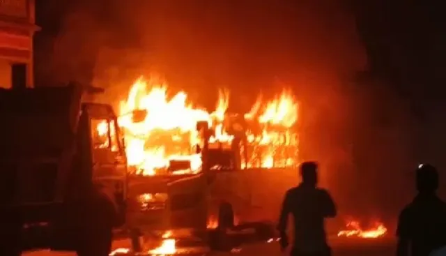 ଦୁର୍ଘଟଣାରେ ବାଇକ୍‌ ଆରୋହୀ ଗୁରୁତର । ଉତ୍ତ୍ୟକ୍ତ ଲୋକେ ଜାଳିଦେଲେ ବସ୍‌, ଚାଳକ ଅଟକ ।