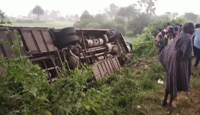 ଢେଙ୍କାନାଳ ହିନ୍ଦୋଳ ନିକଟରେ ସଡକ ଦୁର୍ଘଟଣା : ଭାରସାମ୍ୟ ହରାଇ ଧାନ ବିଲ ଭିତରକୁ ଓଲଟିଲା ବସ୍, ୫ ଜଣ ଗୁରୁତର ଓ ୩୦ରୁ ଅଧିକ ଆହତ