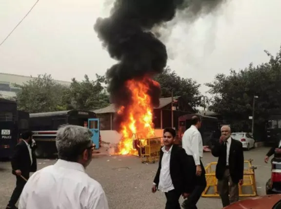 ଗାଡି ପାର୍କିଂକୁ ନେଇ ପୋଲିସ-ଓକିଲ ମୁହାଁମୁହିଁ । ଗୁଳି ଚାଳନାରେ କାରରେ ଲାଗିଲା ନଆଁ । ଗୁରୁତର ଅବସ୍ଥାରେ ମେଡିକାଲରେ ଭର୍ତ୍ତି ହେଲେ ଓକିଲ