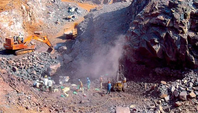 ନିଶ୍ଚିହ୍ନ ହୋଇଗଲାଣି ଡଙ୍କାରୀ ପାହାଡ଼ : ଖୋଳ କରିଦେଲେଣି ମାଫିଆ,ଦିନକୁ ଦୁଇକୋଟି ଟଙ୍କାର ଖଣିଜ ସଂପଦ ହରିଲୁଟ୍