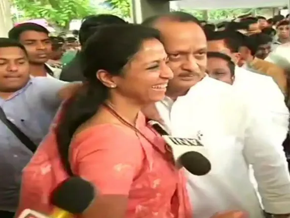 ପଛକଥା ଛାଡି ବିଧାନସଭା ଆଗରେ କୋଳାକୋଳି ହେଲେ ଭାଇଭଉଣୀ ! ବିଧାନସଭାରେ ପହଁଚିଥିବା ଏନସିପି ନେତା ଅଜିତ୍ ପାୱାରଙ୍କୁ ସୁପ୍ରିୟା ସୋଲେ କଲେ ଆଲିଙ୍ଗନ ।