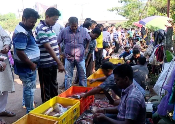 ମାସକର କାର୍ତିକ ବ୍ରତ ପରେ ଆଜି ପାଳନ ହେଉଛି ଛାଡଖାଇ । ଆମିଷ ପାଇଁ ବଜାରରେ ଲଂବା ଲାଇନ୍ : ମାଛ, ଚିକେନ୍ ଓ ମାଂସର ଚଢା ଦର