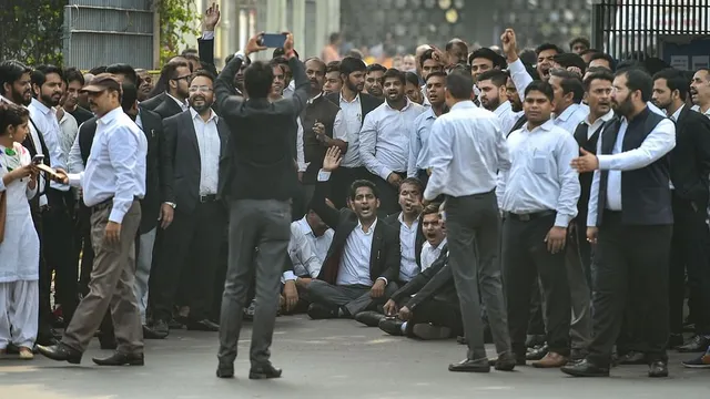 ଓକିଲ ମାଗୁଛନ୍ତି ନ୍ୟାୟ ! ପୋଲିସଙ୍କ ବିରୁଦ୍ଧରେ କାର୍ଯ୍ୟାନୁଷ୍ଠାନକୁ ନେଇ ଓକିଲଙ୍କ ଧର୍ମଘଟ 