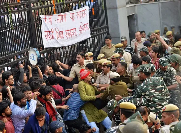 ଜେଏନୟୁରେ ନୂଆ ବିବାଦ । ବିଶ୍ୱବିଦ୍ୟାଳୟରେ ଥିବା ସ୍ୱାମୀ ବିବେକାନନ୍ଦଙ୍କ ପ୍ରତିମୂର୍ତ୍ତିକୁ ଭଙ୍ଗାରୁଜା ଅଭିଯୋଗ, ଦୋଷୀଙ୍କ ବିରୋଧରେ କାର୍ଯ୍ୟାନୁଷ୍ଠାନ ଦାବିରେ ଛାତ୍ରଛାତ୍ରୀଙ୍କ ବିକ୍ଷୋଭ ।