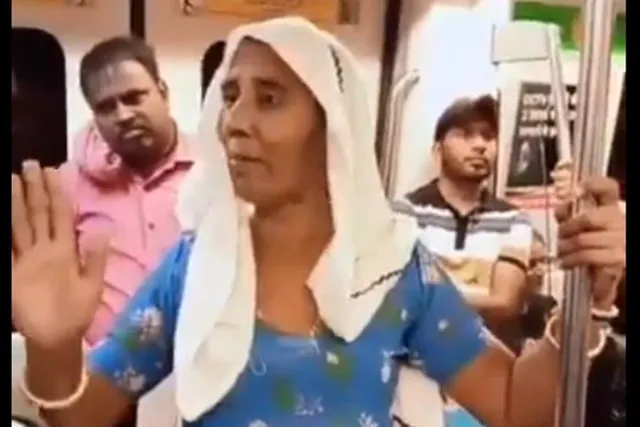 ଅଂସଯତ ପ୍ରେମୀଯୁଗଳଙ୍କୁ ଆକଟର ପାଠ ପଢାଇଲେ ମହିଳା । ମେଟ୍ରୋରେ ଅସଂଯତ ଅବସ୍ଥାରେ ଥିବା ପ୍ରେମୀଯୁଗଳଙ୍କୁ ଶିଷ୍ଟାଚାର ଶିଖାଇ ଭାଇରାଲ୍ ହେଲେ ମହିଳା , ଲୋକେ କରୁଛନ୍ତି ପ୍ରଶଂସା । 