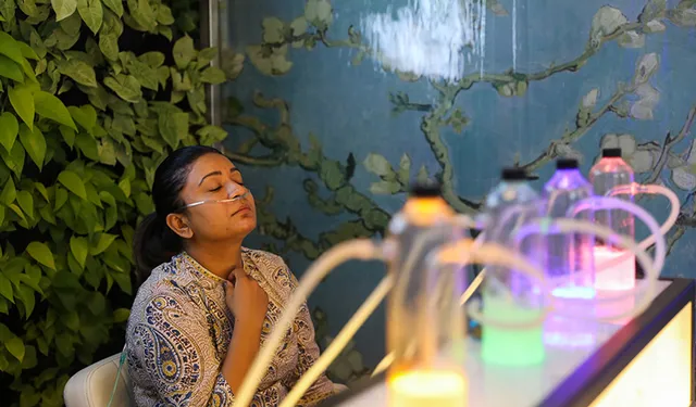 ରାଜଧାନୀ ଦିଲ୍ଲୀରେ ଅମ୍ଲଜାନର ଅଭାବ , କିଣିବାକୁ ପଡୁଛି ଅମ୍ଲଜାନ ! ମାତ୍ର ୧୫ ମିନିଟ୍ ପାଇଁ ୨୯୯ ଟଙ୍କା ଦେଇ ଅକ୍ସିଜେନ୍ ବାରକୁ ଯାଉଛନ୍ତି ଦିଲ୍ଲୀବାସୀ ।