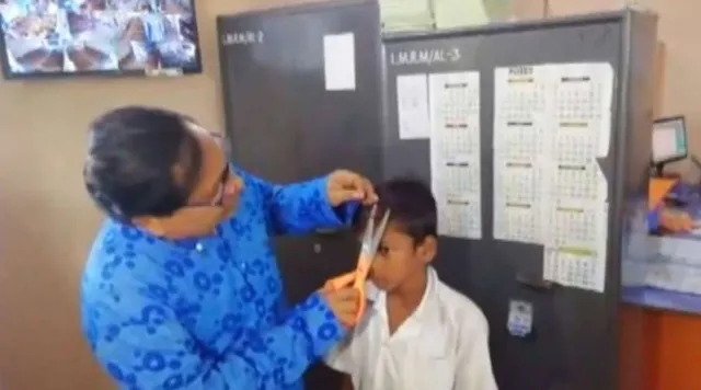 ଧାଡିରେ ଛିଡା କଲେ, ଛାତ୍ରମାନଙ୍କ କେଶ କାଟିଦେଲେ ପ୍ରଧାନଶିକ୍ଷକ । କାରଣ ଜାଣିଲେ ଆଶ୍ଚର୍ଯ୍ୟ ହେବେ ।