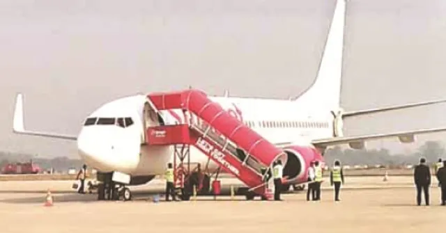 ଅସହ ହେଉଛି ବିମାନ ଯନ୍ତ୍ରଣା ! ୭ ଘଂଟା ବିଳମ୍ବରେ  ଆସିବା ପରେ ବାତିଲ ହେଲା ସ୍ପାଇସ ଜେଟ୍, ବିମାନବନ୍ଦରରେ ଯାତ୍ରୀଙ୍କ ହଟ୍ଟଗୋଳ