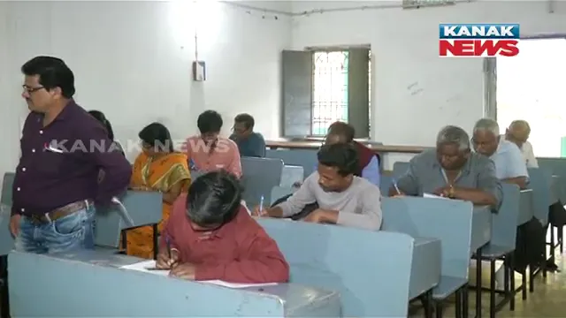 ପରୀକ୍ଷା ହଲର ନିଆରା ଦୃଶ୍ୟ । ଏକାଠି ହେଲେ ୪ ପୀଢିର ପରୀକ୍ଷାର୍ଥୀ, ବୟସର ଅପରାହ୍ନରେ ଛାତ୍ର ପାଲଟିଲେ ବୃଦ୍ଧ ।