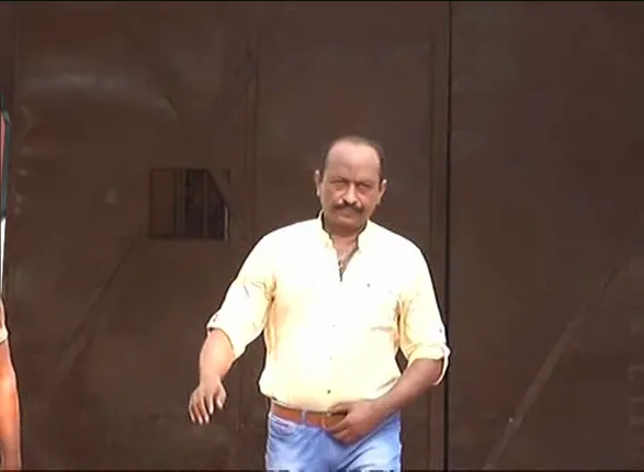 ଗ୍ୟାଙ୍ଗଷ୍ଟର ରାଜା ଆଚାର୍ଯ୍ୟ ହାତରେ ପୁଣି ପଡିଲା ହାତକଡ଼ି । ଗିରଫ କଲା କଟକ ମାଲଗୋଦାମ ପୁଲିସ, ପୁରୁଣା ୱାରେଣ୍ଟ ବଳରେ ଗିରଫ ହୋଇଥିବା ସୂଚନା