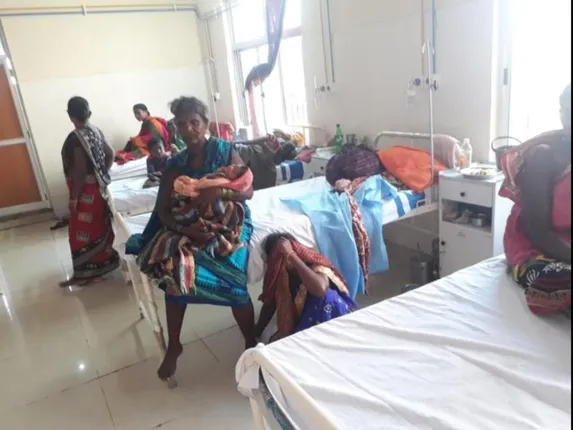 ନବରଙ୍ଗପୁରରେ ଅଭବାନୀୟ ଘଟଣା । ୫ ଦିନ ତଳେ ଶିଶୁପୁତ୍ରକୁ ଜନ୍ମ ଦେଇଥିଲେ, ଆଜି ହସ୍ପିଟାଲର ୩ ମହଲା ଉପରୁ ଡେଇଁ କଲେ ଆତ୍ମହତ୍ୟା ।