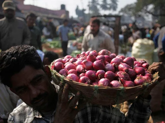 କାହାକୁ ନାକେଦମ୍ କରି କନ୍ଦାଇଲା ତ ଆଉ କାହା ଆଖିରେ ଆନନ୍ଦ ଅଶ୍ରୁ ଆଣିଦେଲା ପିଆଜ : ଚାଷୀଙ୍କୁ କୋଟିପତି ବନାଇଦେଲା ପିଆଜ 