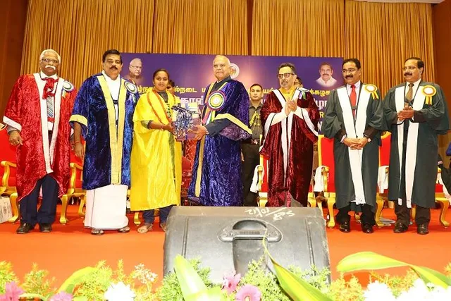 ପରିଶ୍ରମ ହିଁ ସଫଳତାର ଚାବିକାଠି । ପ୍ରାଣୀ ଚିକିତ୍ସା ଓ ବିଜ୍ଞାନ ସମ୍ମିଳନୀରେ ୧୮ ଟି ପଦକ ସହ ଡିଗ୍ରୀ ହାସଲ କରି ଚର୍ଚ୍ଚାରେ ଟ୍ରକ୍ ଡ୍ରାଇଭରଙ୍କ ଝିଅ 