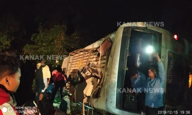 ତପ୍ତପାଣି ଘାଟିରେ ବାଇକକୁ ଧକ୍କା ଦେଇ ଓଲଟିଲା ପିକନିକ୍ ବସ । ଘଟଣାସ୍ଥଳରେ ବାଇକ ଚାଳକଙ୍କ ମୃତ୍ୟୁ, ୨୦ରୁ ଅଧିକ ଆହତ, ୫ ଗୁରୁତର ।