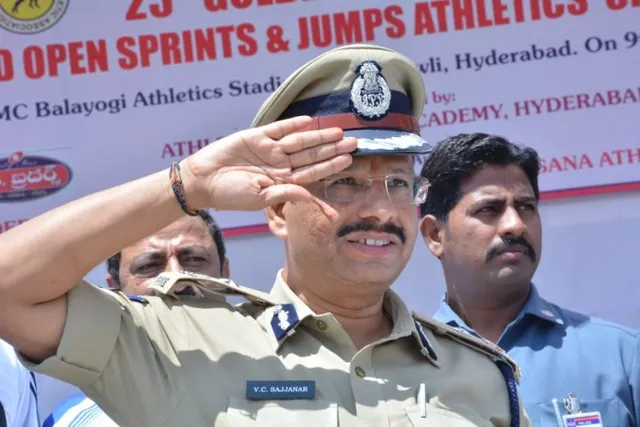 ଏନକାଉଂଟର ମାଷ୍ଟର ସାଇବରାବାଦ ପୋଲିସ କମିସନର ଭିସି ସଜ୍ଜନାର । ଯାହାଙ୍କ ନାଁ ଶୁଣିଲେ ଥରିଯାଏ ଅପରାଧୀଙ୍କ ଛାତି । ଅପରାଧୀଙ୍କୁ ଗୁଳି ମାରି ଉଡାଇ ଦେବା, ଏହି ଆଇପିଏସ ଅଧିକାରୀଙ୍କ ପୁରୁଣା ଷ୍ଟାଇଲ୍