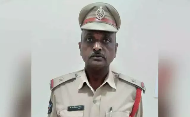 ଏମିତି ପୋଲିସ ଅଫିସରଙ୍କୁ ଶହେ ସାଲ୍ୟୁଟ୍ ! ଯୁବତୀଙ୍କ ଜୀବନ ବଞ୍ଚାଇବା ପାଇଁ ନିଜ ଜୀବନକୁ ବାଜି ଲଗାଇଲେ, ନଦୀକୁ ଡ଼େଇଁ ଜୀବନ ବଞ୍ଚାଇଲେ ।