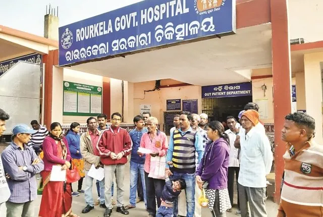 କ୍ୟାପିଟାଲ ପରେ ରାଉରକେଲାରେ କୁକୁର କାମୁଡା ଇଞ୍ଜେକସନର ସଙ୍କଟ । ଇଞ୍ଜେକସନ ନଥିବାରୁ ଆରଜିଏଚ୍ ମେଡିକାଲ ସମ୍ମୁଖରେ ଧାରଣାରେ ବସିଲେ କୁକୁର କାମୁଡା ରୋଗୀ