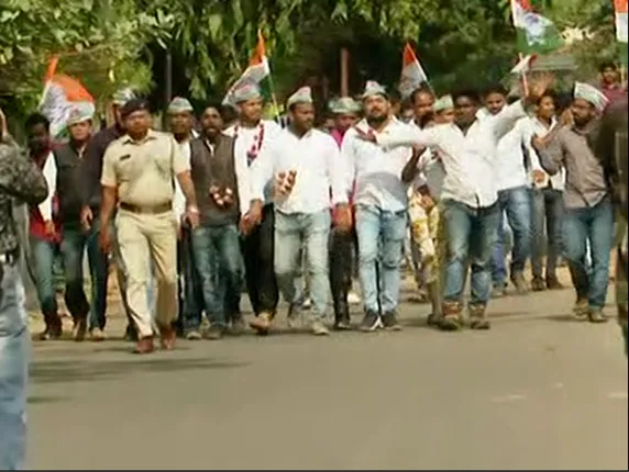 ପିଆଜର ଅହେତୁକ ଦର ବୃଦ୍ଧିକୁ କଂଗ୍ରେସର ବିରୋଧ । ଖାଦ୍ୟ ଯୋଗାଣ ମନ୍ତ୍ରୀ ରଣେନ୍ଦ୍ର ପ୍ରତାପ ସ୍ୱାଇଁଙ୍କ ଘର ଉପରକୁ ଫୋପାଡିଲେ ପିଆଜ