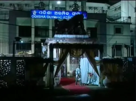 ମ୍ୟାଚ୍ ବଦଳରେ ବାହାଘର ! ବାରବାଟୀରେ ଚାଲିଛି ଭୋଜି ଭାତର ଆସର । ଓସିଏ କହିଲା, ମ୍ୟାଚ ଉପରେ ପଡିବନି କୌଣସି ପ୍ରଭାବ